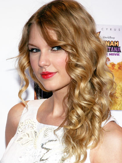 Taylor Swift com corte longo. Artigo Grandha.