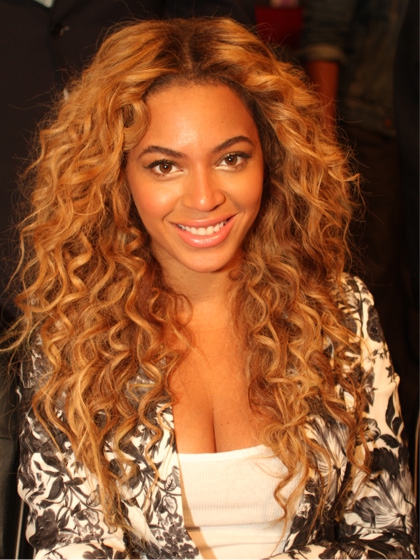 A cantora Beyoncé vem com uma sugestões de camadas sobrepostas sem peso. São 4 sugestões de cortes para cabelos longos.
