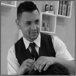 Leandro Ferreira é técnico da Grandha em Campinas, SP. Especialista em cabelos cacheados, Leandro é também um expert no tema Desintoxicação Capilar.