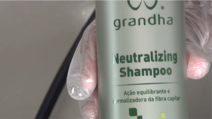 Aplicação do Neutralizing Shampoo Grandha durante o processo de aplicação do Hidróxido de Guanidina.