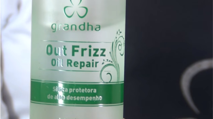 Aplicação do Out Frizz Oil Repair, da Grandha, no processo do Hidróxido de Guanidina.