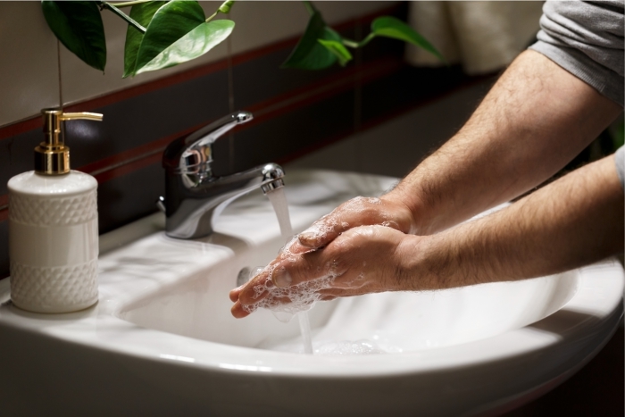 Homem lavando as mãos com sabonete líquido. Lavar cabelo, somente com shampoo.