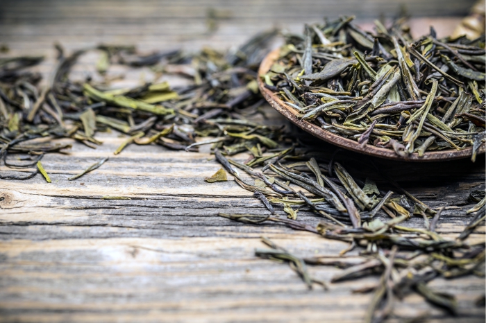 Chá verde exerce ação fortalecedora no crescimento capilar.