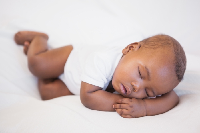 Óleos essenciais para crianças contra cólica, insônia e hiperatividade. Criança dormindo.