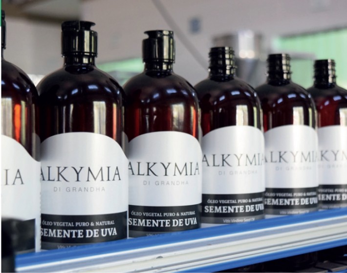 Óleo de semente de uva Alkymia di Grandha em produção na Melk Cosméticos.